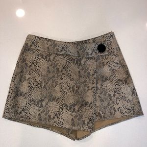 Zara Shorts - Zara Snake Print Skort (M) Zara Shorts - Zara Snake Print Skort (M)